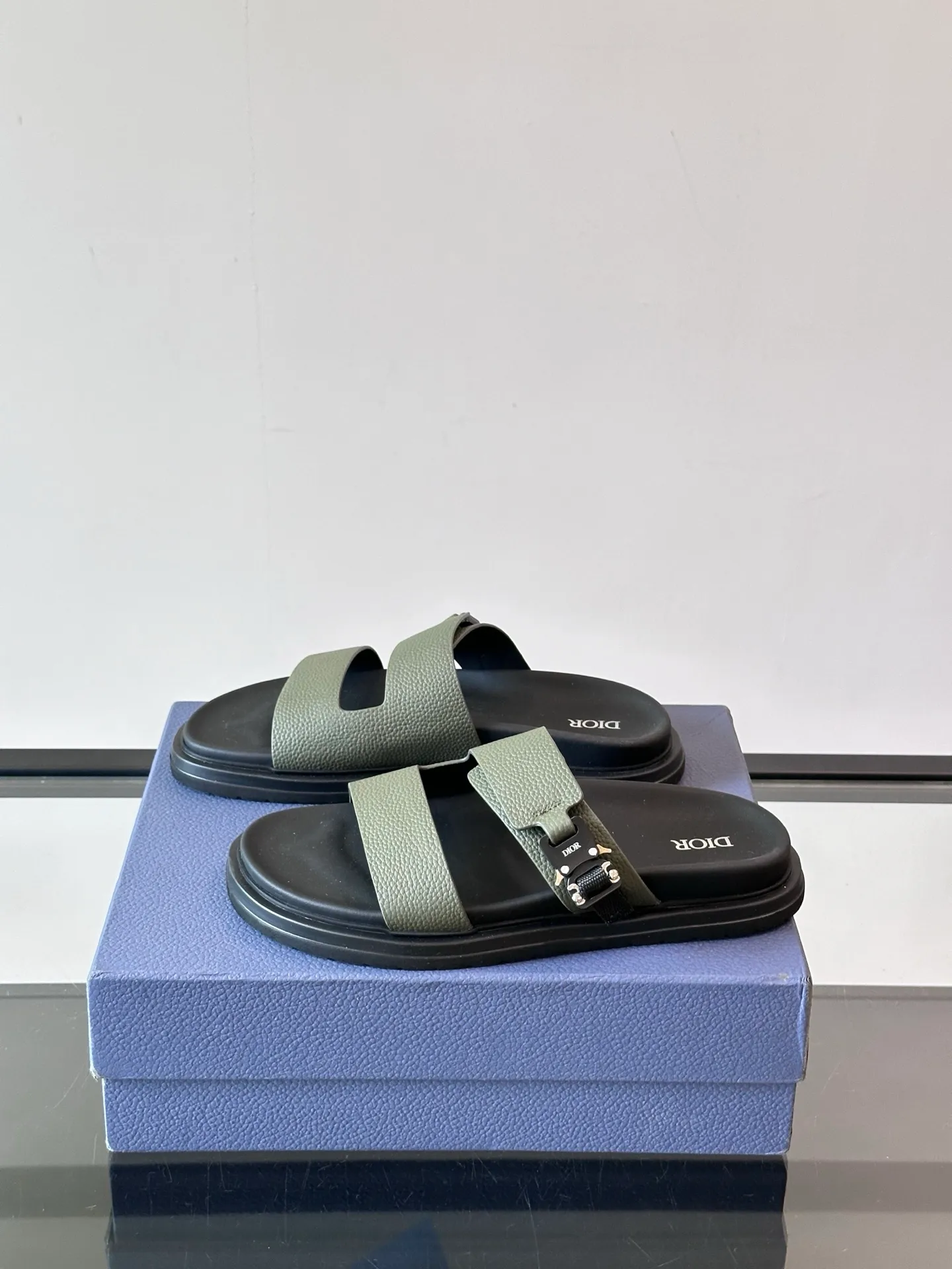 Factory price: 300💰Dior Aqua men's sandals and slippers. Showcasing Dior haute couture design. The Dior gray suede strap is accented with an aluminum Dior buckle for added style. Paired with a comfortable tonal notch sole, they pair easily with shorts or jeans for a sophisticated look. Main body: suede cow leather, technical fabric lining: cow leather, with adjustable straps, aluminum Dior buckle, Dior gray EVA insole, tonal notch rubber outsole splicing structure👌👌 size: 38-44 (45.46 customized)